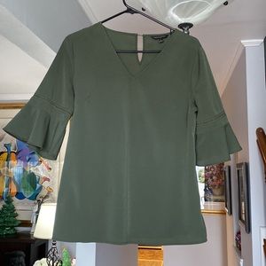 🌺 Banana Republic Olive Green Bell Sleeved Top Sz S